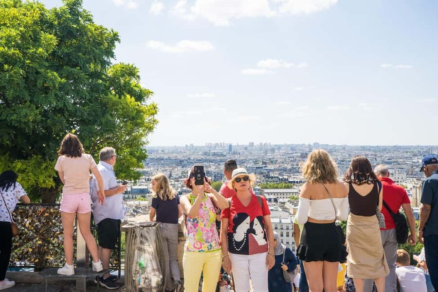 Paris Montmartre: 2-Hour City Tour in German - Place du Tertre: Where Artists, Tour Energy, and Local Rhythm Collide