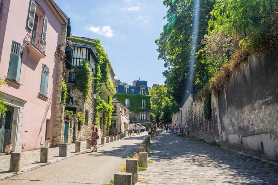 Paris Montmartre: 2-Hour City Tour in German - Who Leads This Tour, and What That Means for You