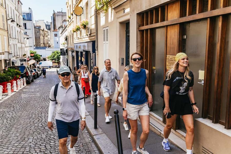 Paris: Montmartre Cheese, Wine & Pastry Guided Walking Tour - Eight tastings in a smart order: pastry, savory, chocolate, then wine