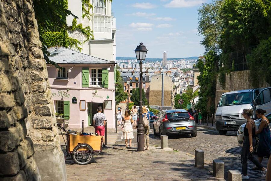 Paris: Montmartre Group Tour in German - Place du Tertre: Outdoor Painters and the Classic Montmartre Scene