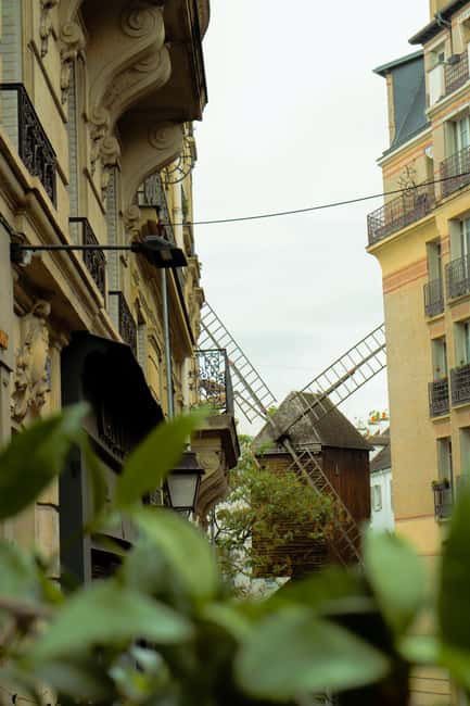 Paris: Montmartre Guided Walking Tour - Vigne du Clos Montmartre and the hill’s village logic