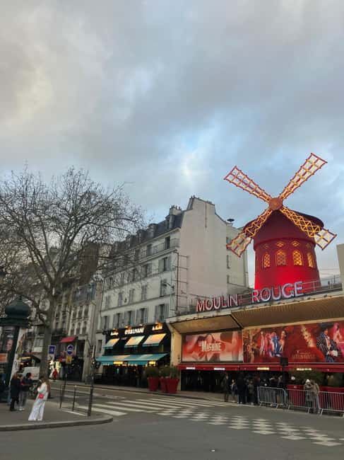 Paris: Montmartre Guided Walking Tour with Tastings - Moulin Rouge to Sacré-Cœur, with snack stops that matter