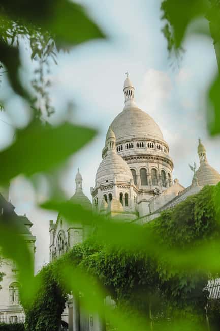 Paris: Montmartre Guided Walking Tour - Place Blanche meet-up: easy start, on-time start