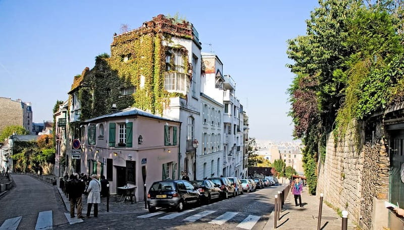 Paris: Montmartre Hidden Gems and Highlights Walking Tour - Place du Tertre, artists at work, and how to enjoy the square