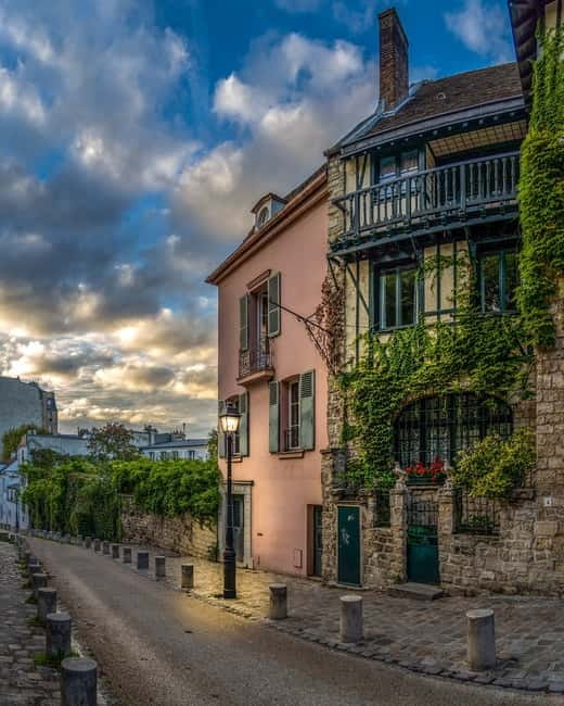 Paris: Montmartre Highlights Walking Tour with a Local Guide - Key highlights in plain language