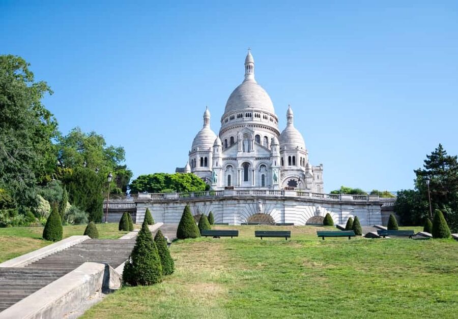 Paris: Montmartre, Notre-Dame, & Louvre Tour with Cruise - Louvre priority access: see the big names in 90 minutes