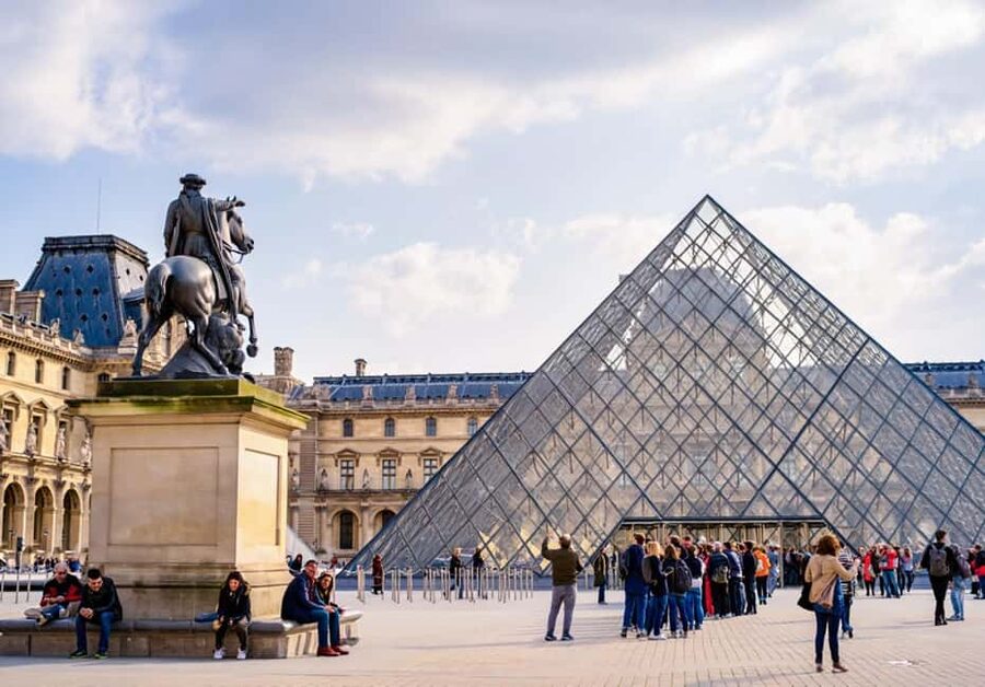 Paris: Montmartre, Notre-Dame, & Louvre Tour with Cruise - What the best guides do for you, and why it shows