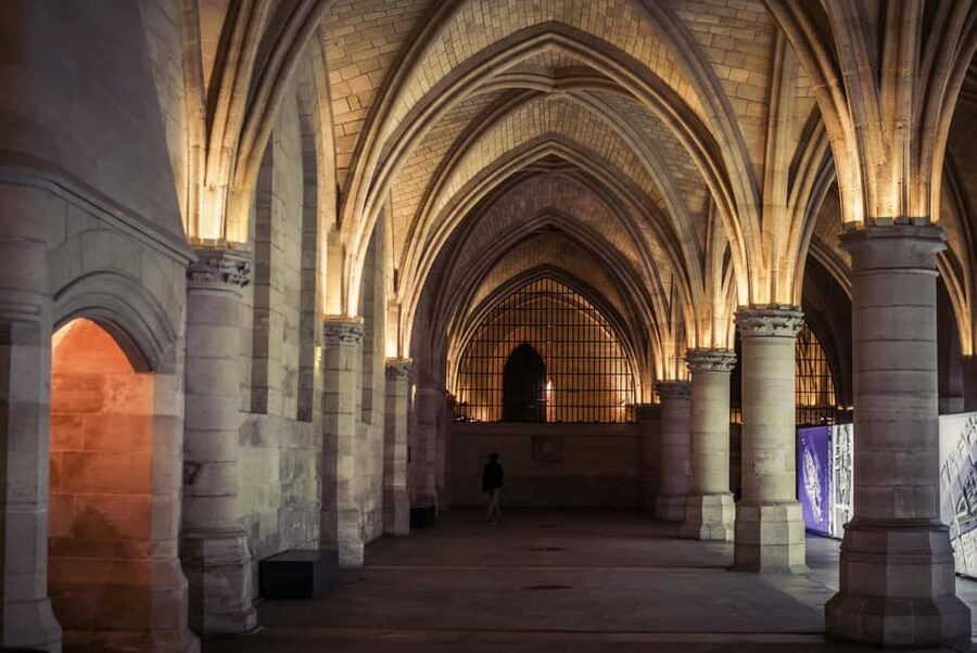 Paris: Notre Dame and Île de la Cité Walking Tour - Should you book the Notre-Dame and Île de la Cité walking tour?
