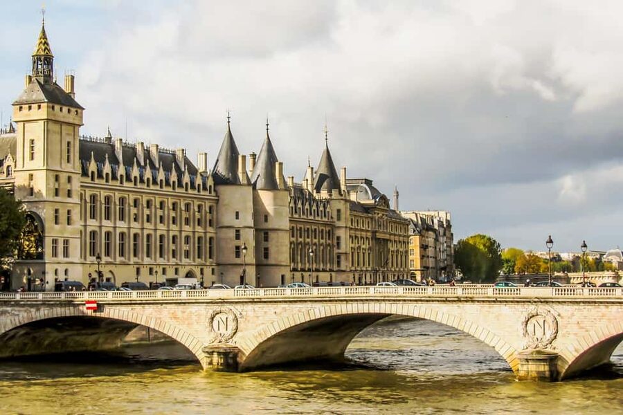 Paris: Notre Dame and Île de la Cité Walking Tour - Group size, guides, and what your money is really buying at $69