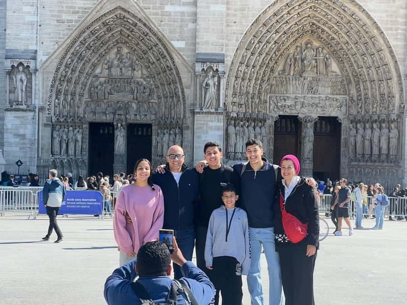 Paris: Notre-Dame Cathedral Exterior Tour - A built-in “stop and look” moment for photos and carvings