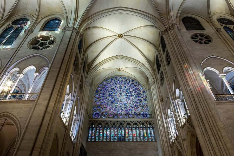 Paris: Notre-Dame Interior and Ile de la Cité Guided Tour - Meet at Henri IV, then step into Paris’s old center