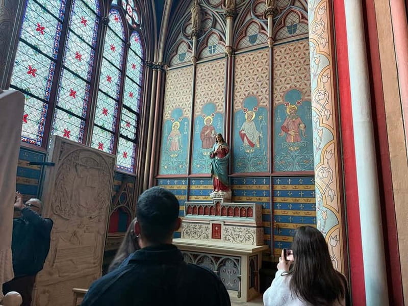 Paris: Notre-Dame Interior and Ile de la Cité Guided Tour - Rose windows, buttresses, and crowd-friendly pacing
