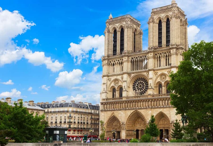 Paris: Notre Dame & Latin Quarter Food Tour with 8+ Tastings - The welcome bite in Le Marais, plus that first bakery hit
