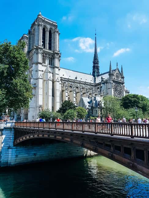 Paris: Notre-Dame Professional Guided Tour with Free Entry - What the exterior guide shows you, and why it helps inside later