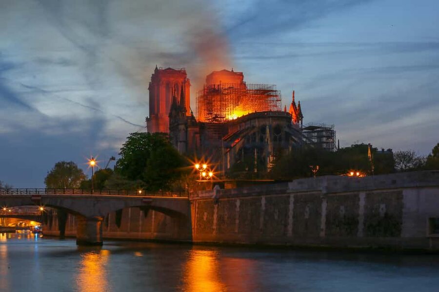 Paris: Notre-Dame Professional Guided Tour with Free Entry - Where you meet, and how to find your guide fast