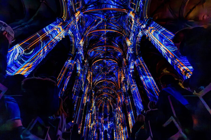 Paris: Nouveau spectacle Son et lumière - LUMINISCENCE - Sound and language: how to avoid disappointment