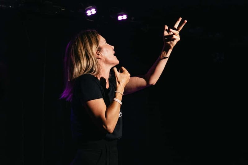 Paris: Oh My God She's Parisian! English Comedy Show - The Paris-Quirk Jokes That Land Fast (Including the Metro Bit)