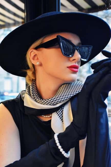 Paris: Old Money Photo Shoot with Outfits and Accessories - Where you meet and how the session flows (from Café Kléber to the bridges)