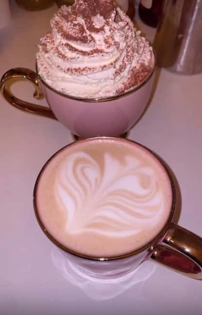 Paris : Painting experience in an art cafe - Drinks, comfort, and why the café part is not an afterthought