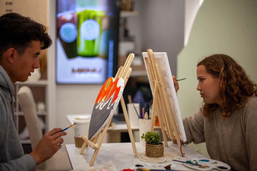 Paris : Painting experience in an art cafe - Who this works best for in Paris