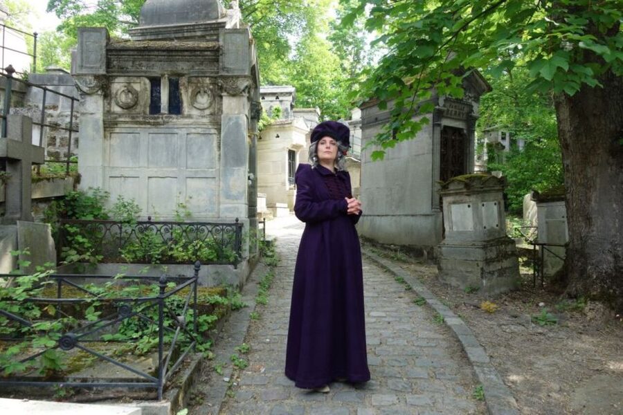 Paris: Père Lachaise Cemetery Guided by the Great Sibylle - The romantic side: famous graves and unforgettable names