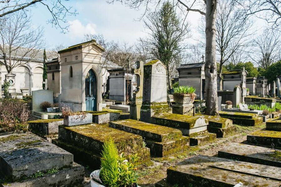 Paris: Pere Lachaise Cemetery Guided Tour - Getting Oriented: Rue des Rondeaux and the Gambetta Approach
