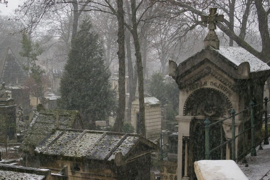 Paris: Père Lachaise Cemetery Guided Tour - 12 guests 2,5h - How the guide turns tombstones into real Paris stories