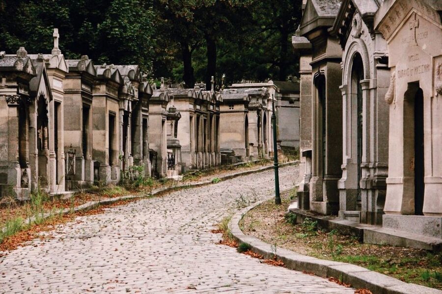 Paris: Père Lachaise Cemetery Guided Tour - 12 guests 2,5h - The marquee graves you will be aiming for
