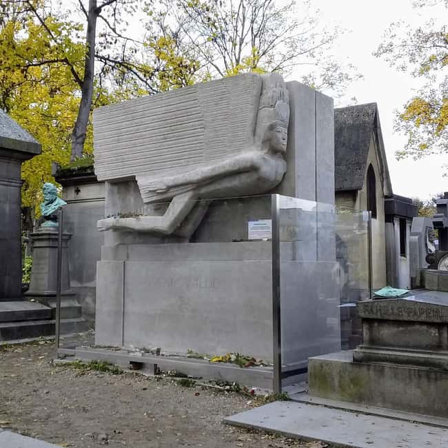 Paris: Père Lachaise Cemetery Visit with Seine River Cruise - Key highlights at a glance