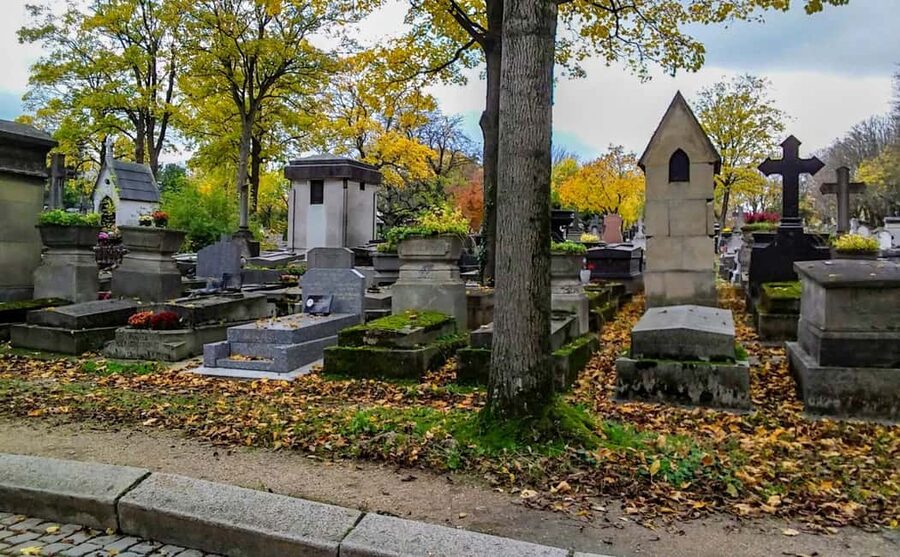 Paris: Père Lachaise Cemetery Visit with Seine River Cruise - Finding the headliners: Morrison, Wilde, Piaf, and what to do when the app misfires