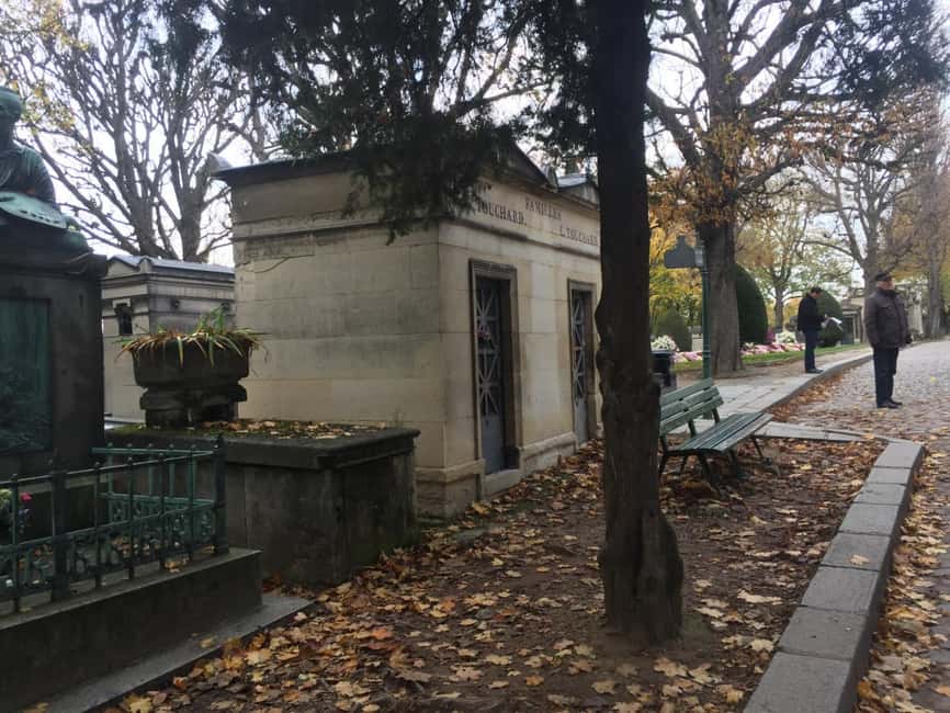 Paris: Père Lachaise Cemetery Visit with Seine River Cruise - The digital audio guide app: helpful, but be ready for friction