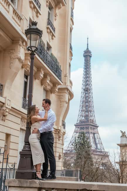Paris photographer 1 hour near the Eiffel Tower or in Paris - What makes this Eiffel Tower photo session work so well