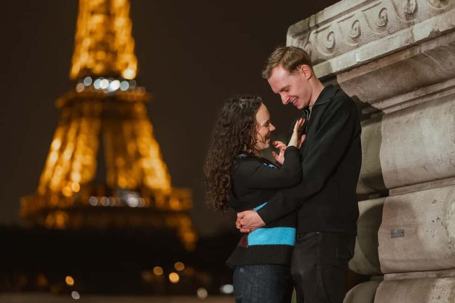 Paris photographer 1 hour near the Eiffel Tower or in Paris - A realistic 1-hour plan: quick direction, not awkward wandering