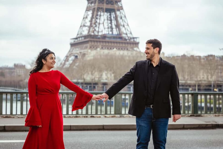 Paris photographer 1 hour near the Eiffel Tower or in Paris - Four different spots for variety, without turning it into a full day