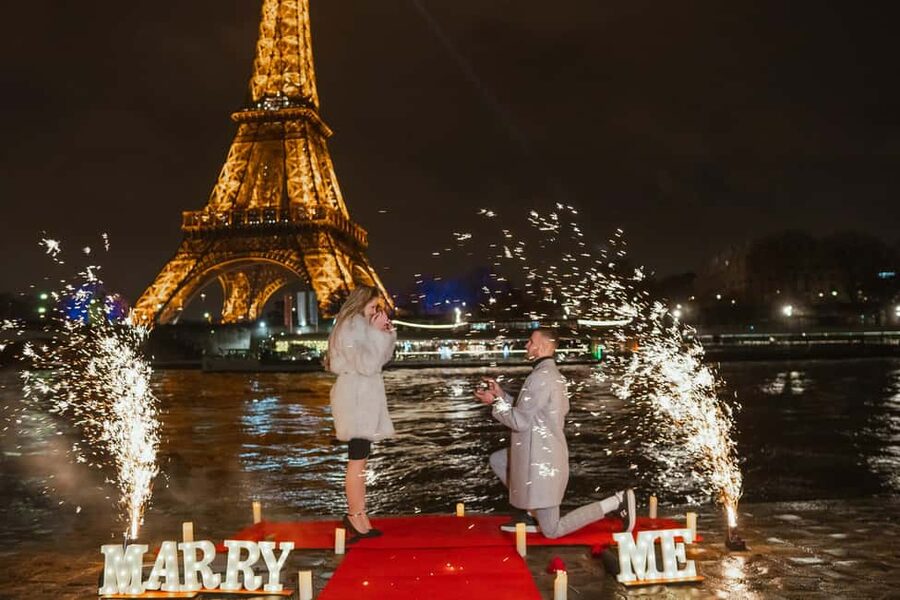 Paris photographer 1 hour near the Eiffel Tower or in Paris - What you get back: 30 retouched photos plus the best from 150