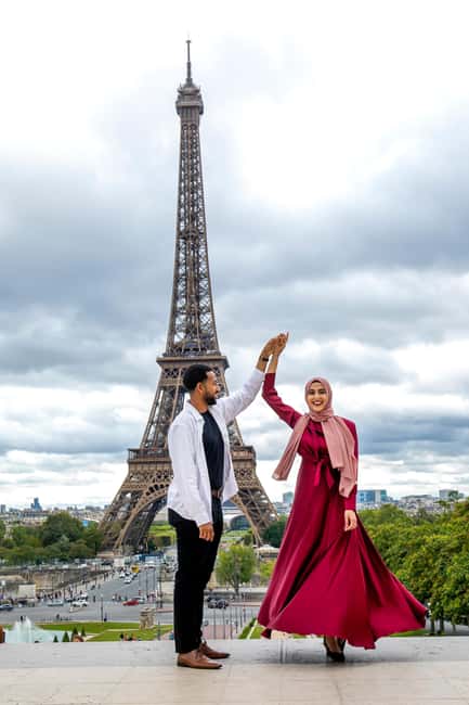 Paris: Photoshoot Around Eiffel Tower with 55 Edited Photos - Price That Works Best When You Use the Private Group Size