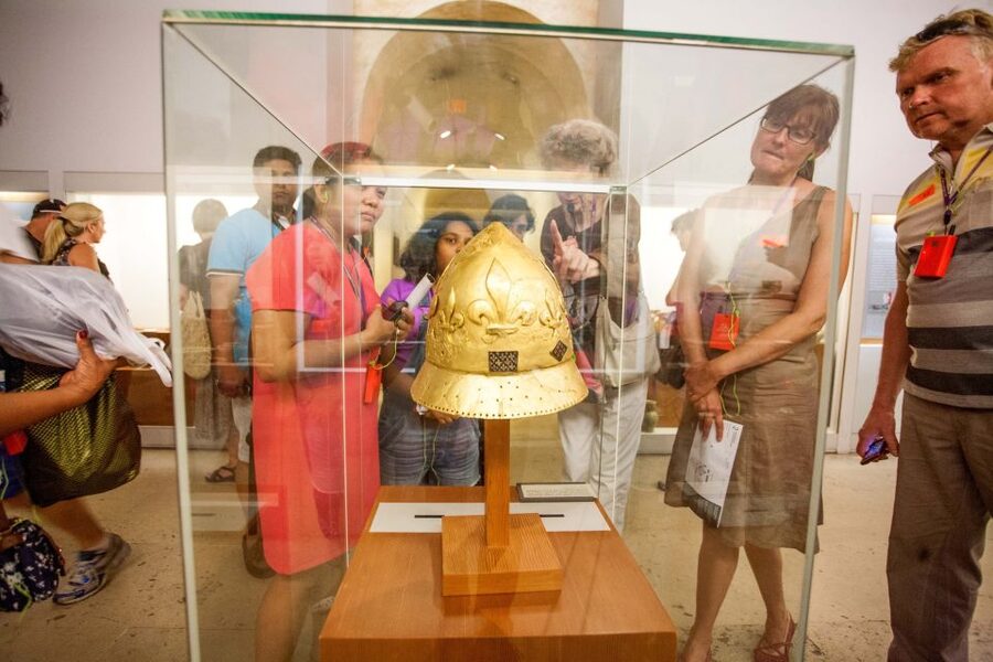 Paris: Priority Access, Guided Louvre Museum Tour w/ Expert - What to know before you go: stairs, bags, and common limits