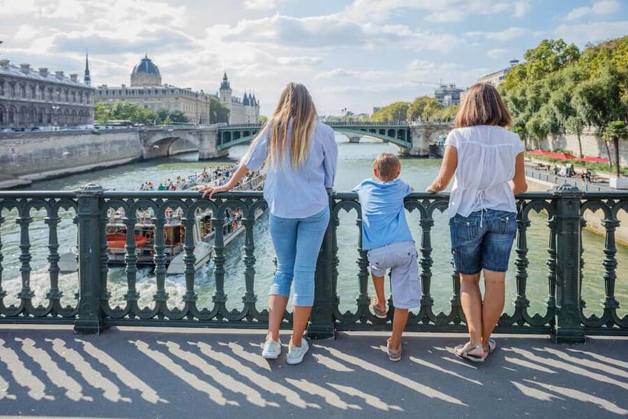Paris: Private Family Tour, Highlights and Museum Visit - Boulangerie Jean-Noël Julien: The Croissants and Hot Chocolate Break