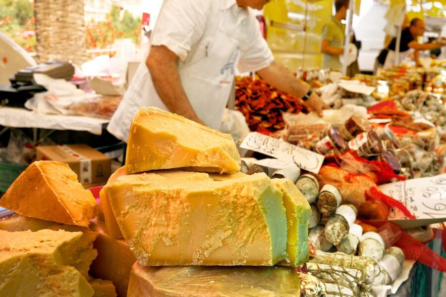 Paris: Private Food and Wine Tour in Le Marais - What you taste: charcuterie, French tapas, gourmet dishes, and dessert