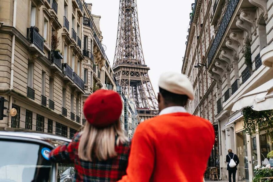 Paris: Private Guided City Tour in a Traction Avant or DS 21 - Arc de Triomphe and Eiffel Tower photo moments that actually work