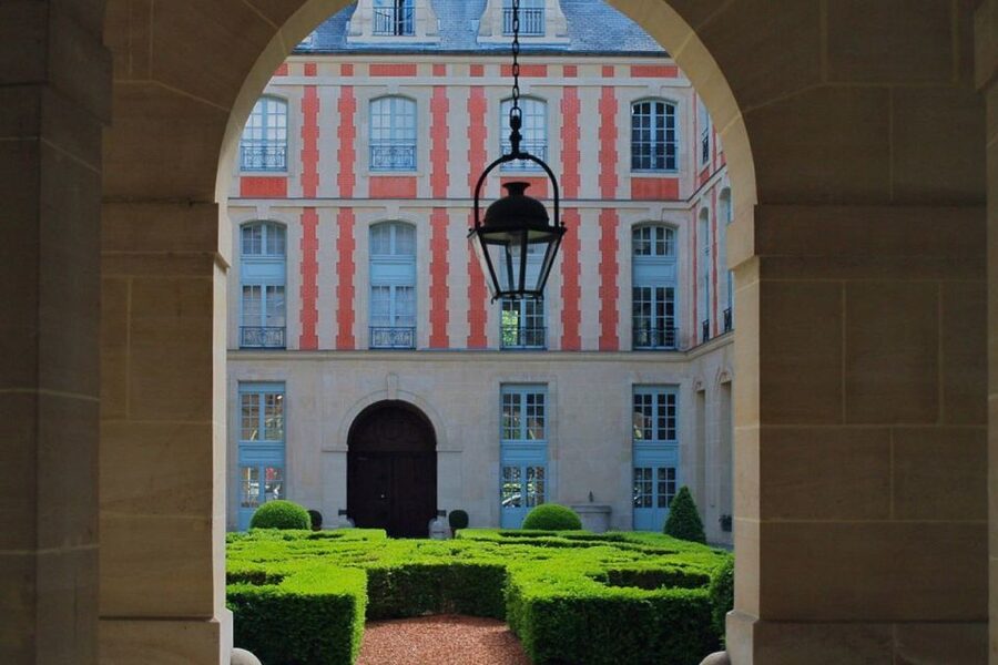 Paris: Private Guided Tour of Marais disctrict - Le Marais: old Paris on streets you can actually enjoy