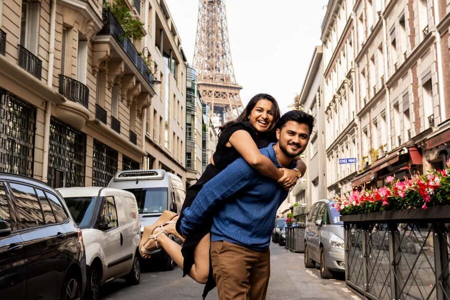 Paris: Private Photo Shoot in Two Locations - Pont de Bir-Hakeim: second backdrop with stronger lines