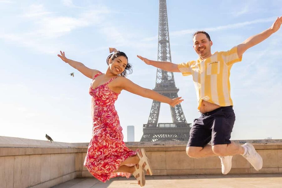 Paris: Private Photoshoot at the Eiffel Tower - Your session at the Eiffel Tower: how the photo stop usually feels