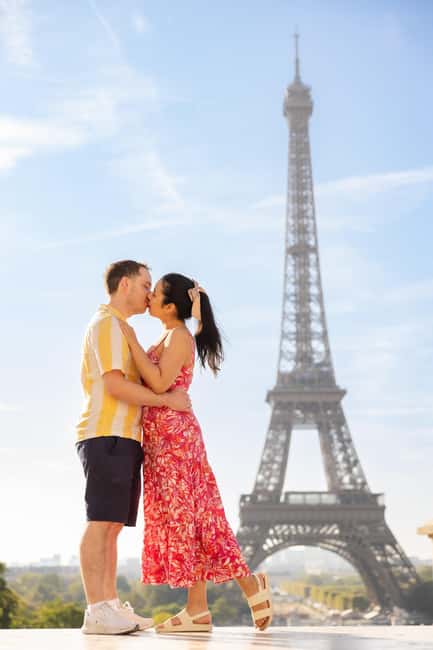 Paris: Private Photoshoot at the Eiffel Tower - The meeting point at 8 Port de Suffren, and why it matters