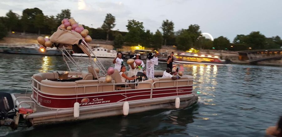 Paris: Private pontoon boat cruise on the Seine - Key points to know before you go