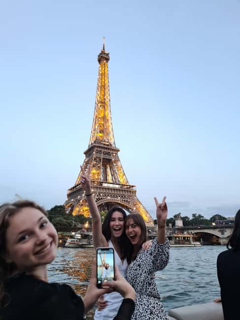 Paris: Private pontoon boat cruise on the Seine - Your 90-minute route, stop by stop: Pont Neuf to the Eiffel Tower
