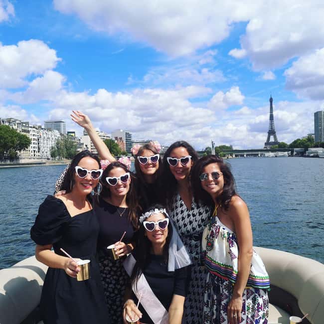 Paris: Private pontoon boat cruise on the Seine - Music, photos, and small logistics you can plan for