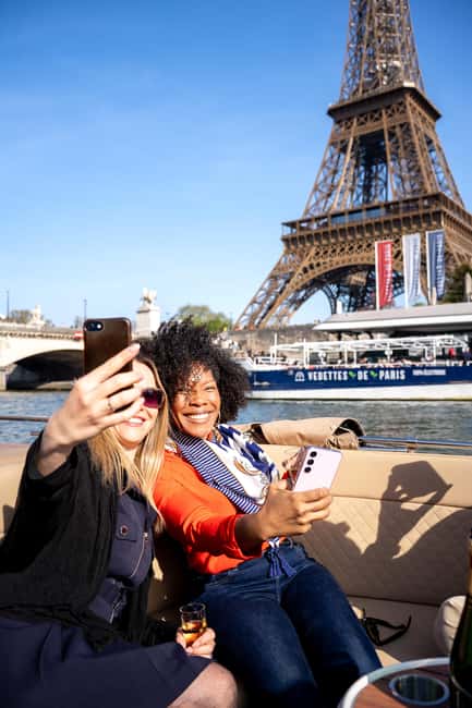 Paris: Private Small Boat Cruise with Rosé and Macarons - Why an 90-minute Seine cruise works so well in the evening