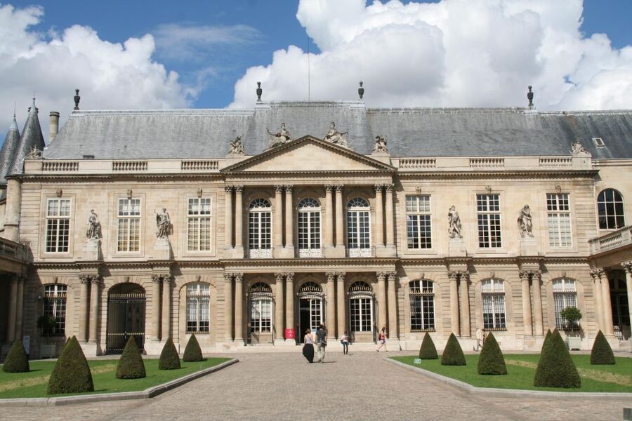 Paris: Private Tour with a Local Guide - Parks, unusual stops, and how to choose calmer time