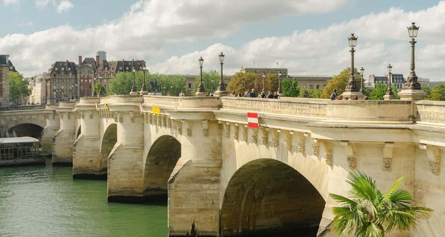 Paris: Private Walking Guided Tour of City's Highlights - A private 3-hour walk that helps you get oriented